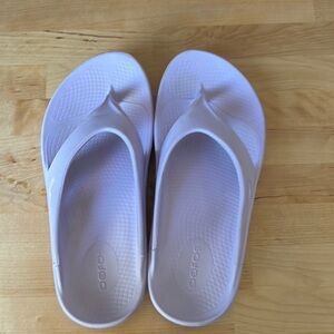 Oofos Ooriginal Sandal in Lavender W7/M5